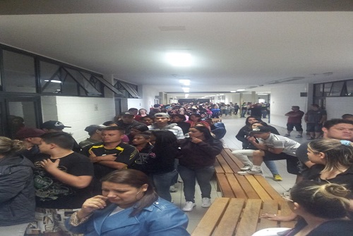 Multidão aguarda para dar o último adeus a MC Daleste