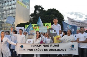 Médicos brasileiros protestam