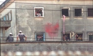 PMs da muralha observam a movimentação no pavilhão 9 Foto: Arquivo/O Globo