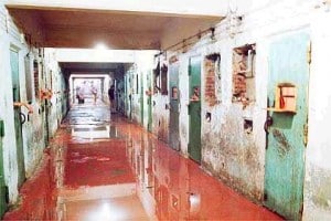 Além das marcas de bala corredores ficaram cheio de água com sangue Foto: Reprodução/Internet
