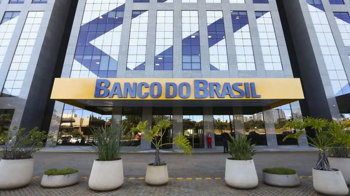 Pensando num celular novo? BB lança crédito para comprar celular, PC e mais