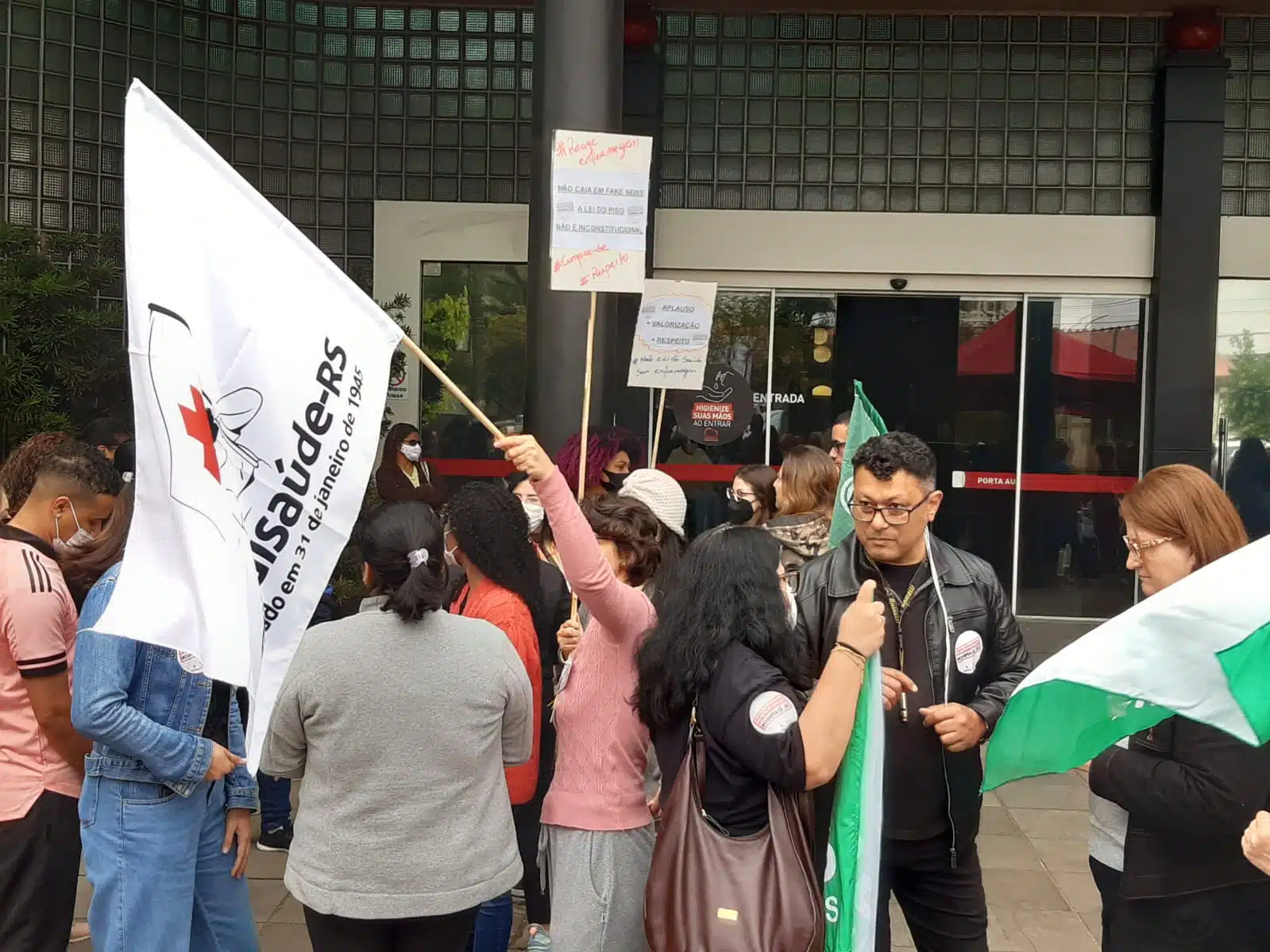 Profissionais de Enfermagem realizam novo protesto pelo aumento do piso em Porto Alegre