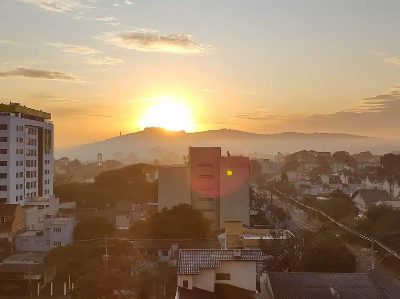 Sol se pondo atrás de montanha em POA