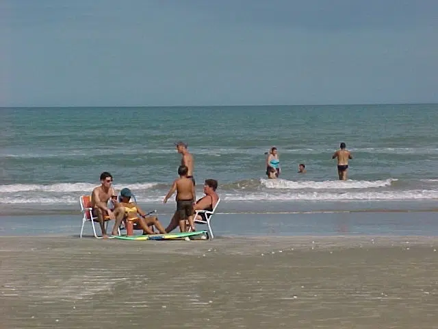Imagem de banhistas em praia no Rio Grande do Sul. Os locais são um ponto comum para quem quer curtir no feriado de Carnaval.