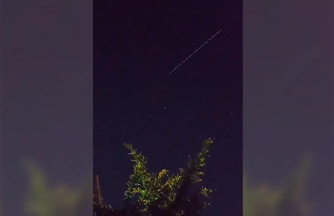 Imagem de vídeo mostra luzes dos satélites Starlink em Porto Alegre.