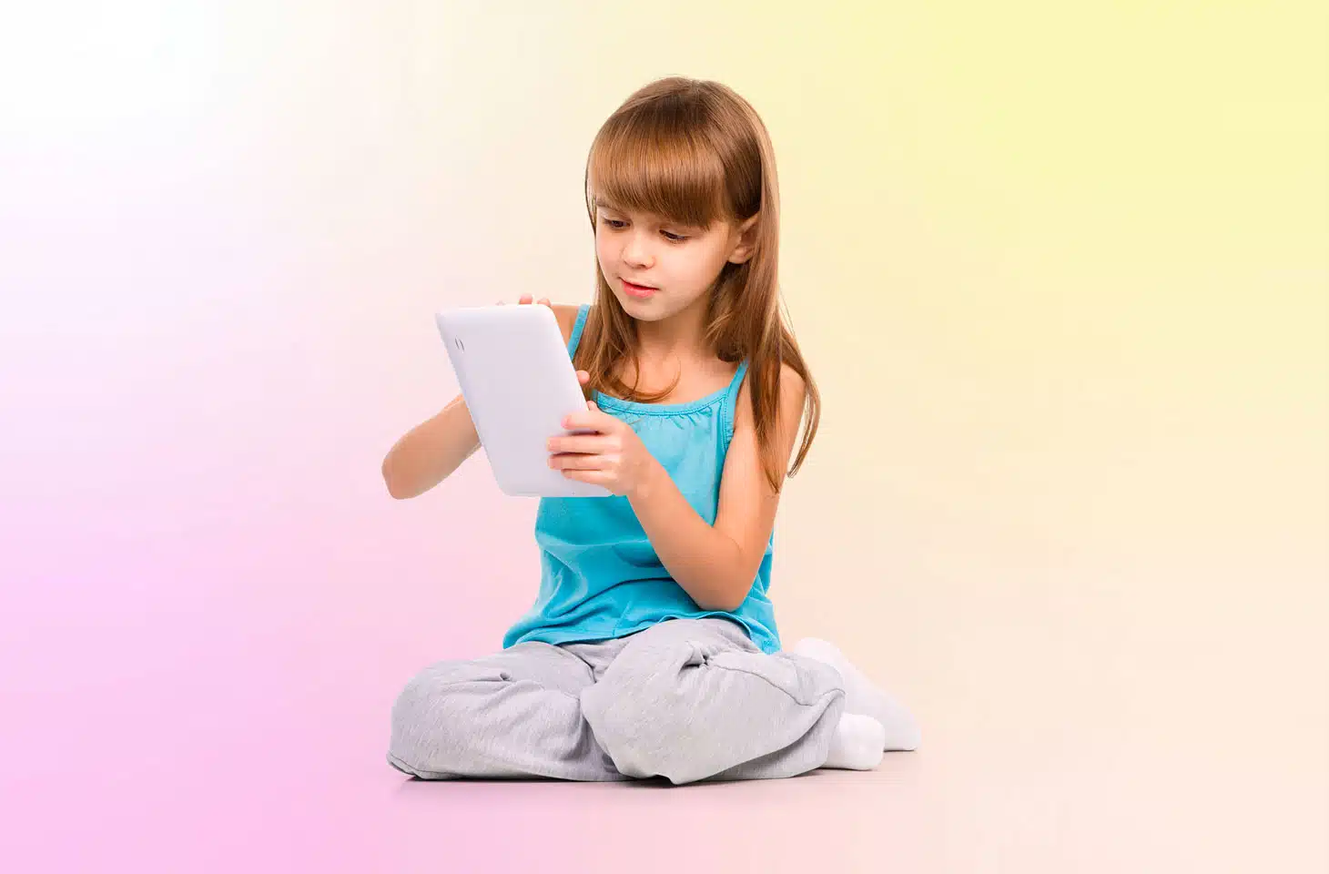 criança sentada usando celular