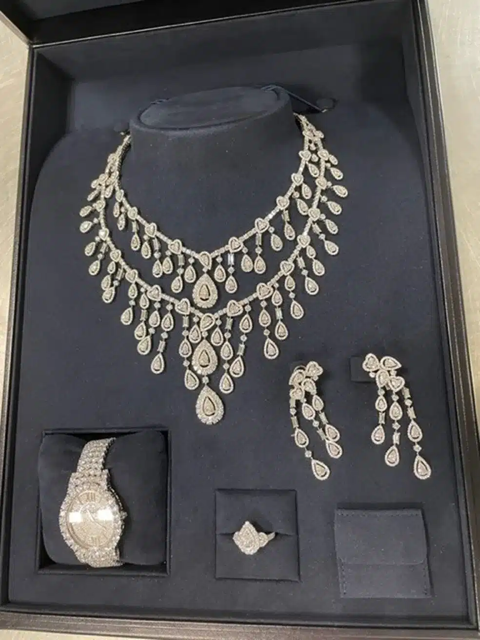 Imagens das joias presenteadas pela Arábia Saudita e retidas pela Receita Federal no aeroporto