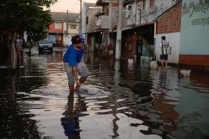 Foto mostra uma das consequências do El Niño, alagamentos em cidades.