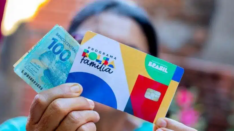 Foto mostra o novo cartão do Bolsa Família.