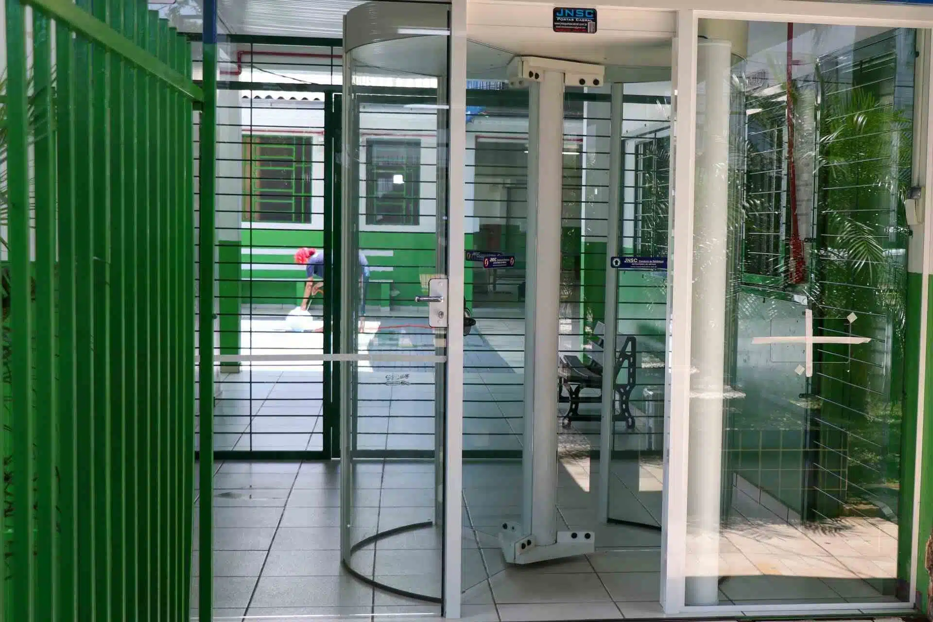Foto mostra detector de metais em escola de Chapecó.
