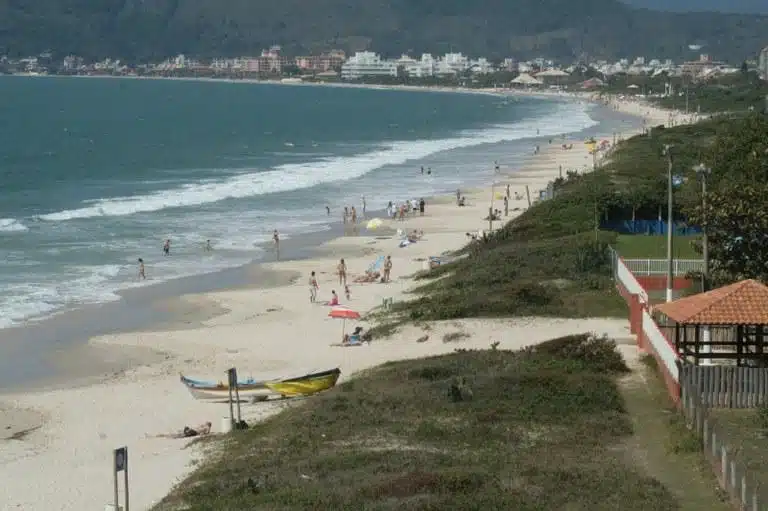 Foto mostra praia de Jurerê em Florianópolis.
