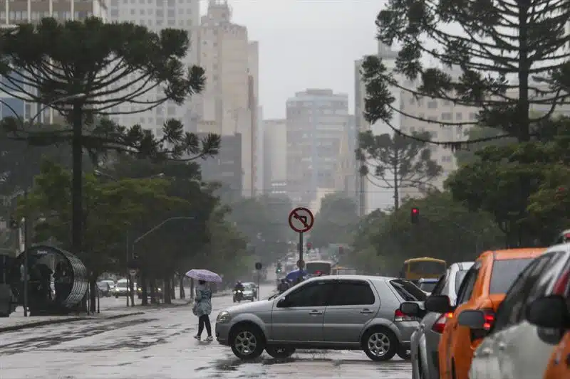 Foto mostra tempo chuvoso em Curitiba.