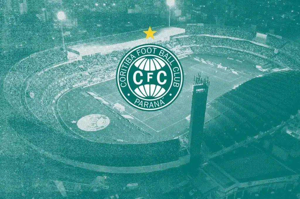 Na imagem, uma foto do estádio do Coritiba ao fundo em verde, enquanto o escudo do time se destaca na frente