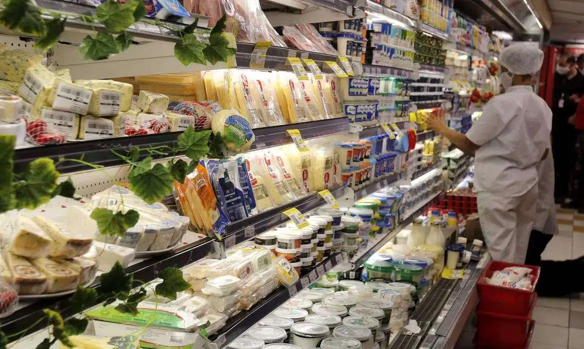 Foto mostra interior de um supermercado.
