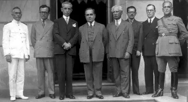 Foto mostra o ex-presidente Getúlio Vargas e seus ministros.