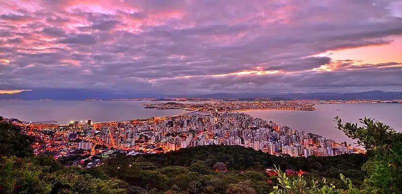 Foto mostra a cidade de Florianópolis, em Santa Catarina