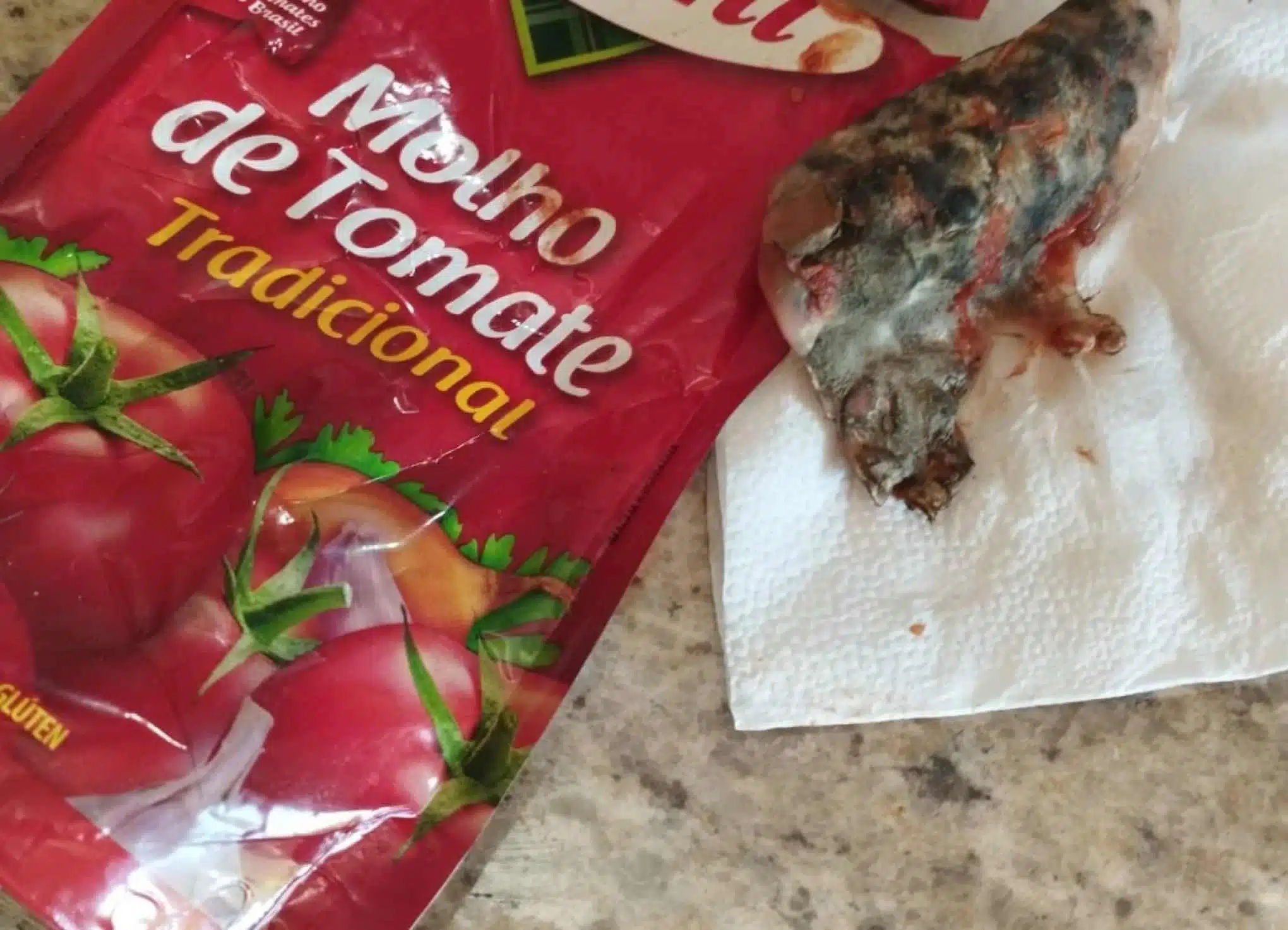 Foto mostra produto contaminado encontrado nos supermercados do RS