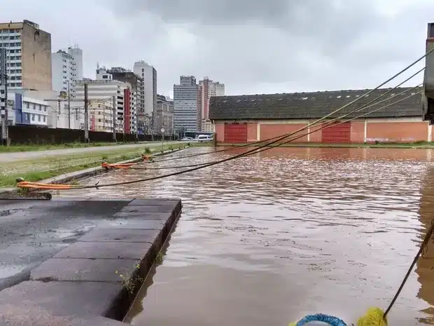 Foto mostra inundação em Porto Alegre durante fenômeno climático em 2015.