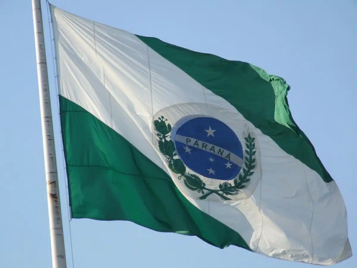 A imagem mostra a bandeira do Paraná, estado com um dos maiores templos religiosos do Brasil.