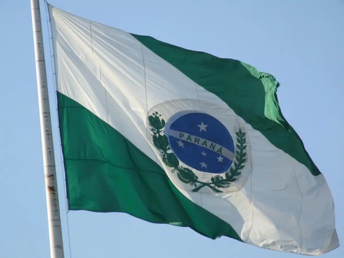 Foto mostra a bandeira do Paraná.