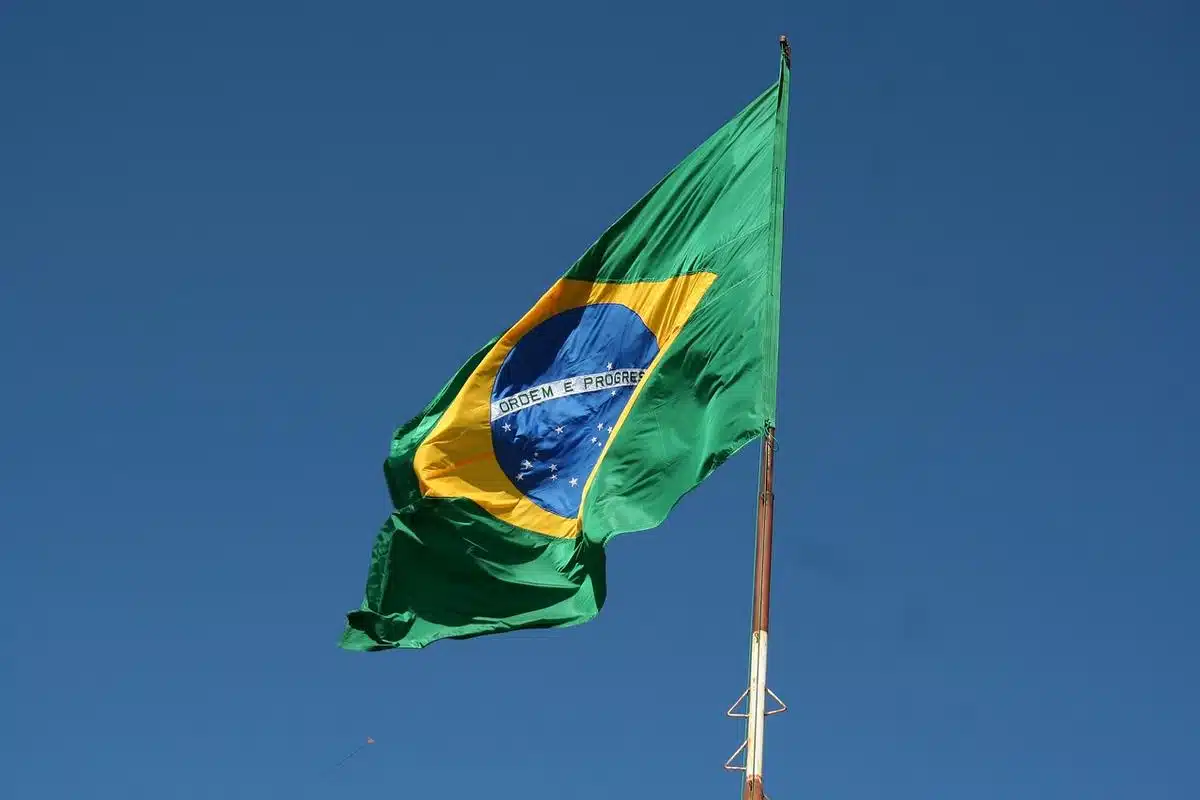Foto mostra bandeira do Brasil. Imagem ilustrativa das capitais do país.