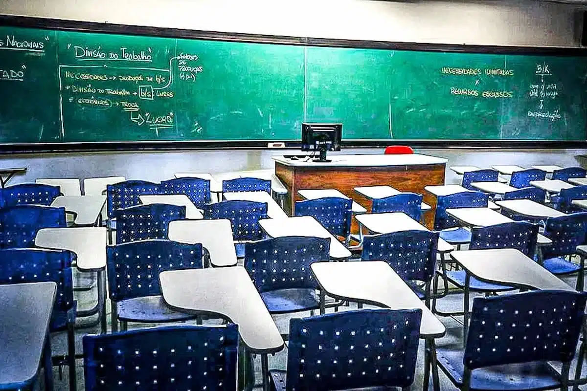 mesas em sala de aula
