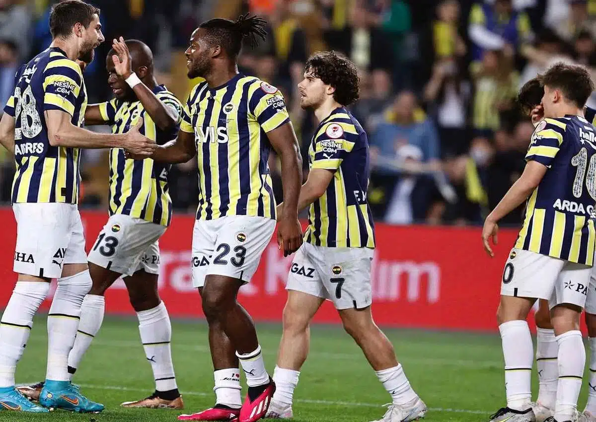 Foto mostra jogadores do Fenerbahçe, clube que está em negociações com o Inter.