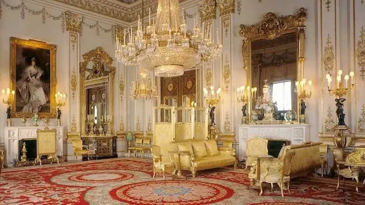 O 'White Drawing Room' é o local por onde a Rainha entra nas Salas de Estado quando tem uma recepção formal