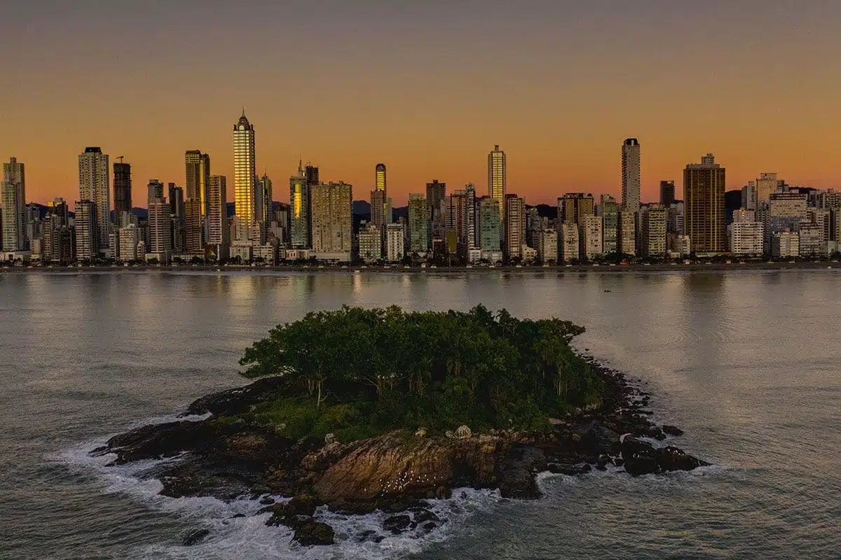Na imagem, o litoral norte de Santa Catarina