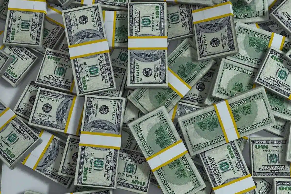 Foto mostra cédulas de dólar, ilustrando a premiação da loteria Mega Millions.