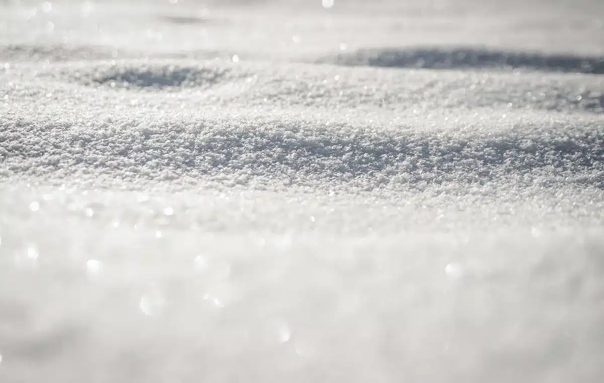 Foto mostra superfície coberta por neve.
