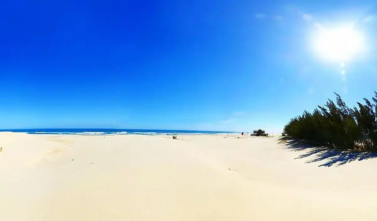 Foto mostra a Praia do Camacho, um dos paraísos escondidos de Santa Catarina.