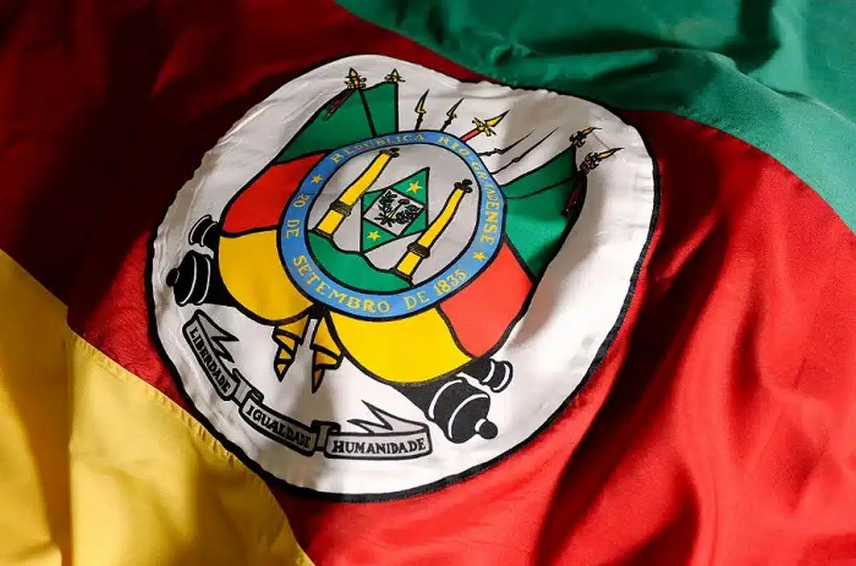 Foto mostra bandeira do estado do Rio Grande do Sul (RS).