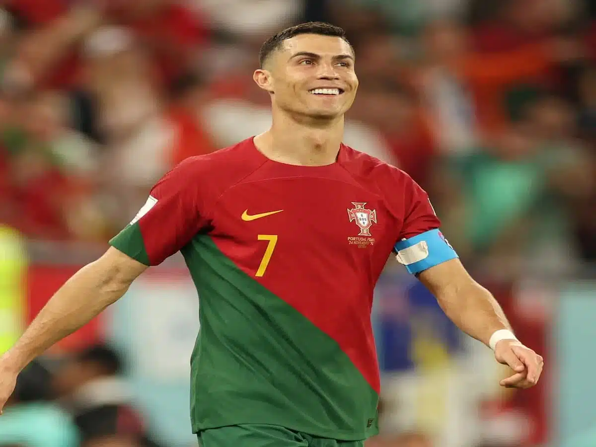 Cristiano Ronaldo em campo vestindo camisa portuguesa.