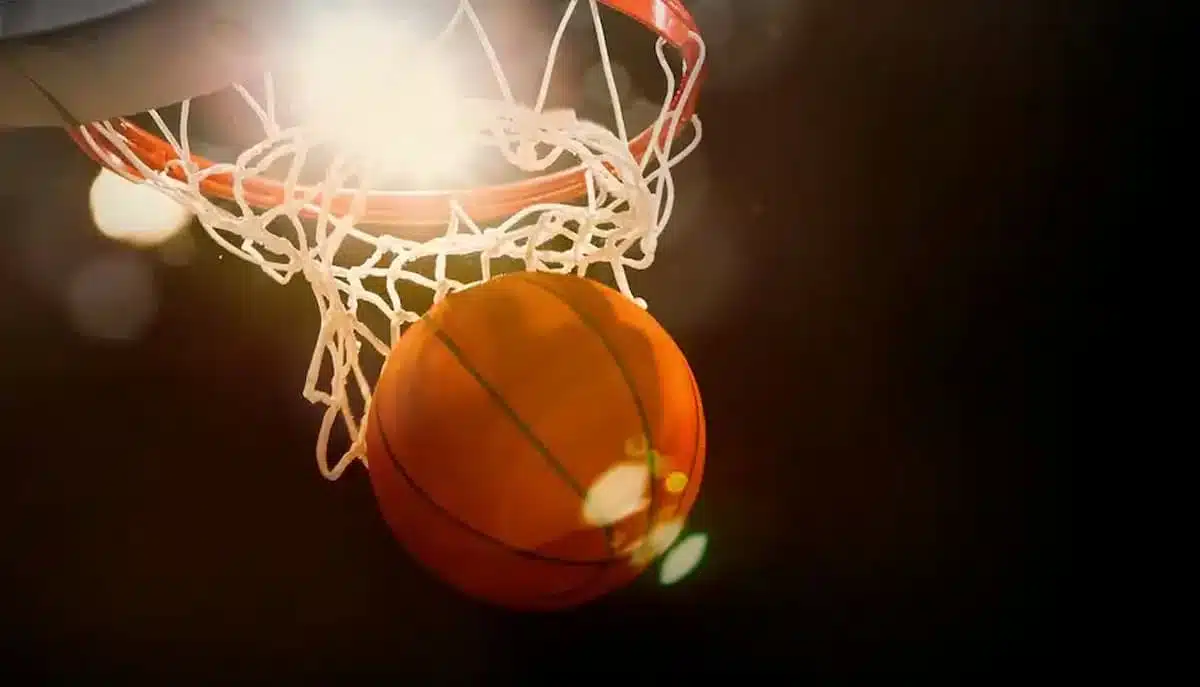 Bola de basquete passando pela cesta