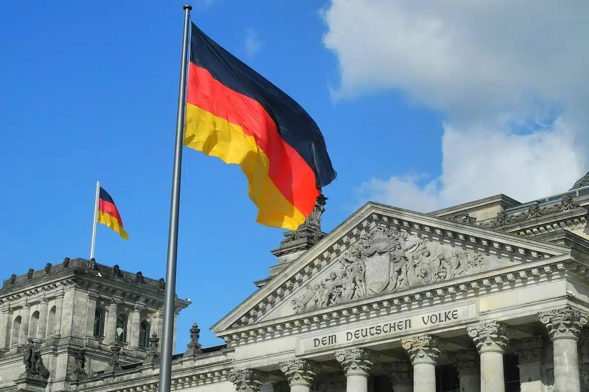 Foto mostra bandeira da Alemanha em mastro.
