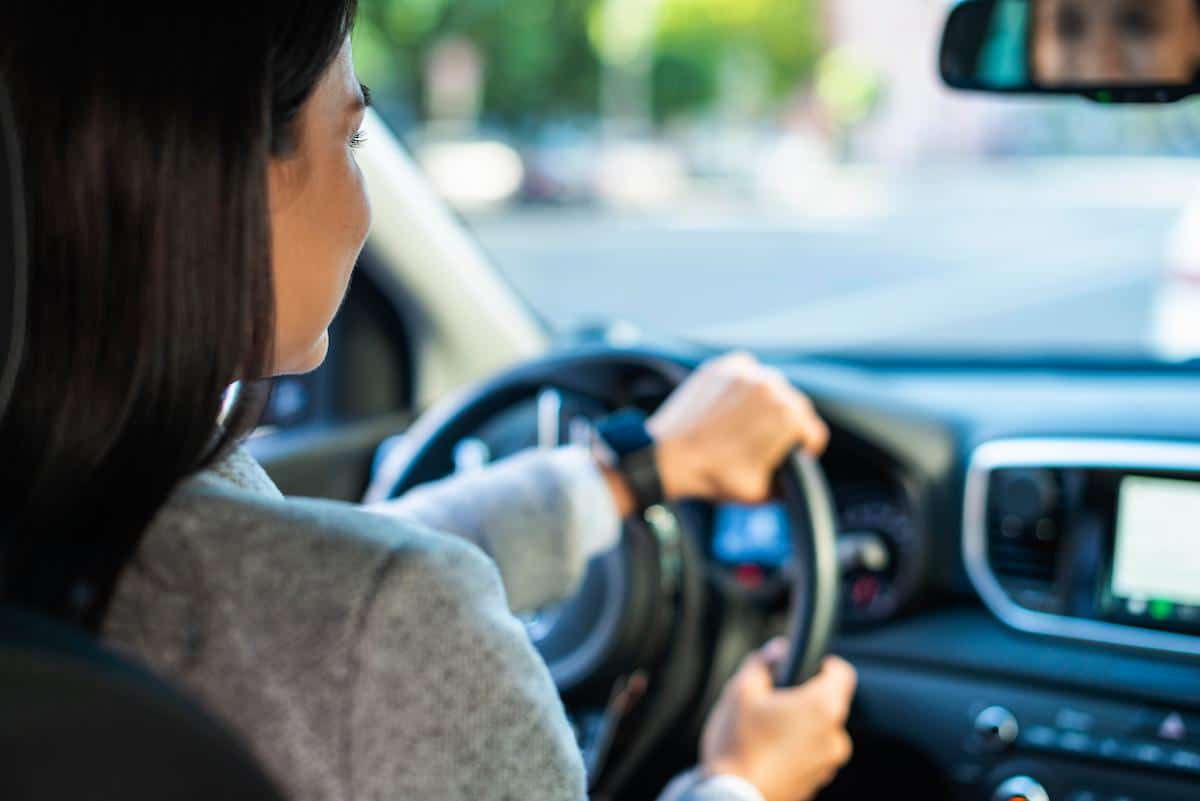 Foto mostra mulher dirigindo um veículo. Imagem ilustrativa do novo aplicativo de transporte focado no público feminino.