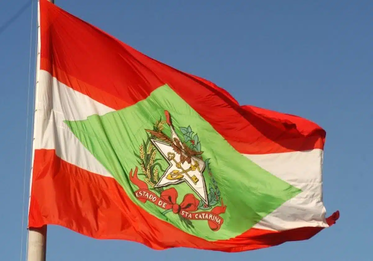 Foto mostra bandeira do estado de Santa Catarina (SC), indicado a concurso internacional.