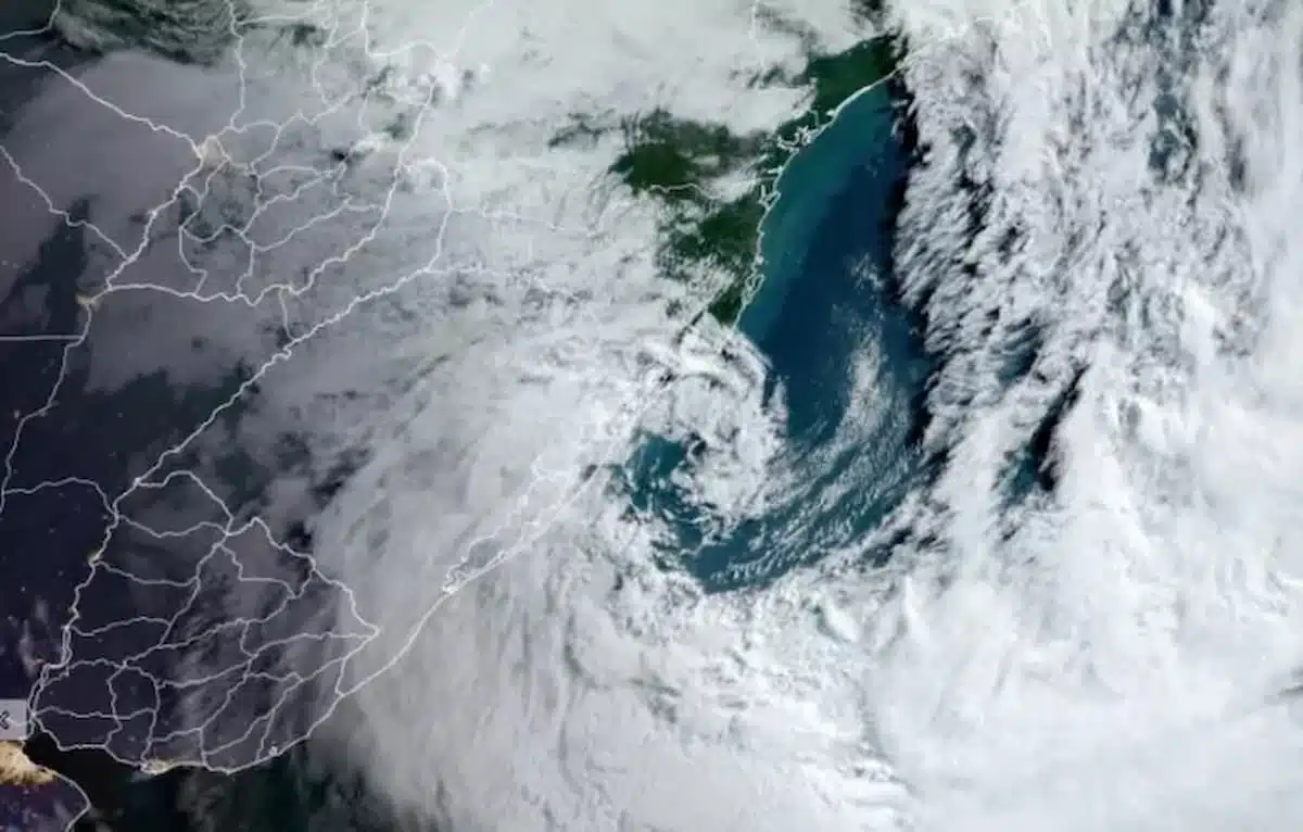 A formação de um novo ciclone extratropical, associado à aproximação de uma frente fria promete trazer chuvas e reviravolta no tempo em Santa Catarina a partir desta quinta-feira.