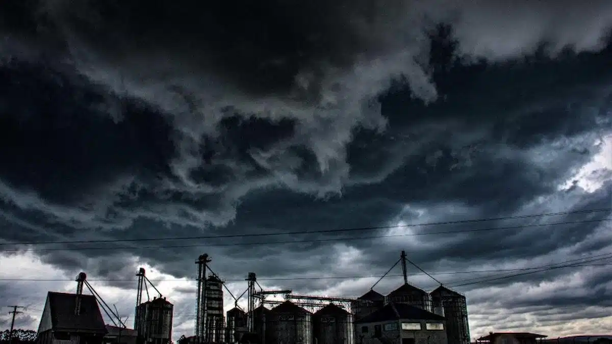 Foto mostra formação de tempo nublado acima de cidade do Rio Grande do Sul. Imagem ilustrativa dos efeitos da passagem de um ciclone pelo estado.