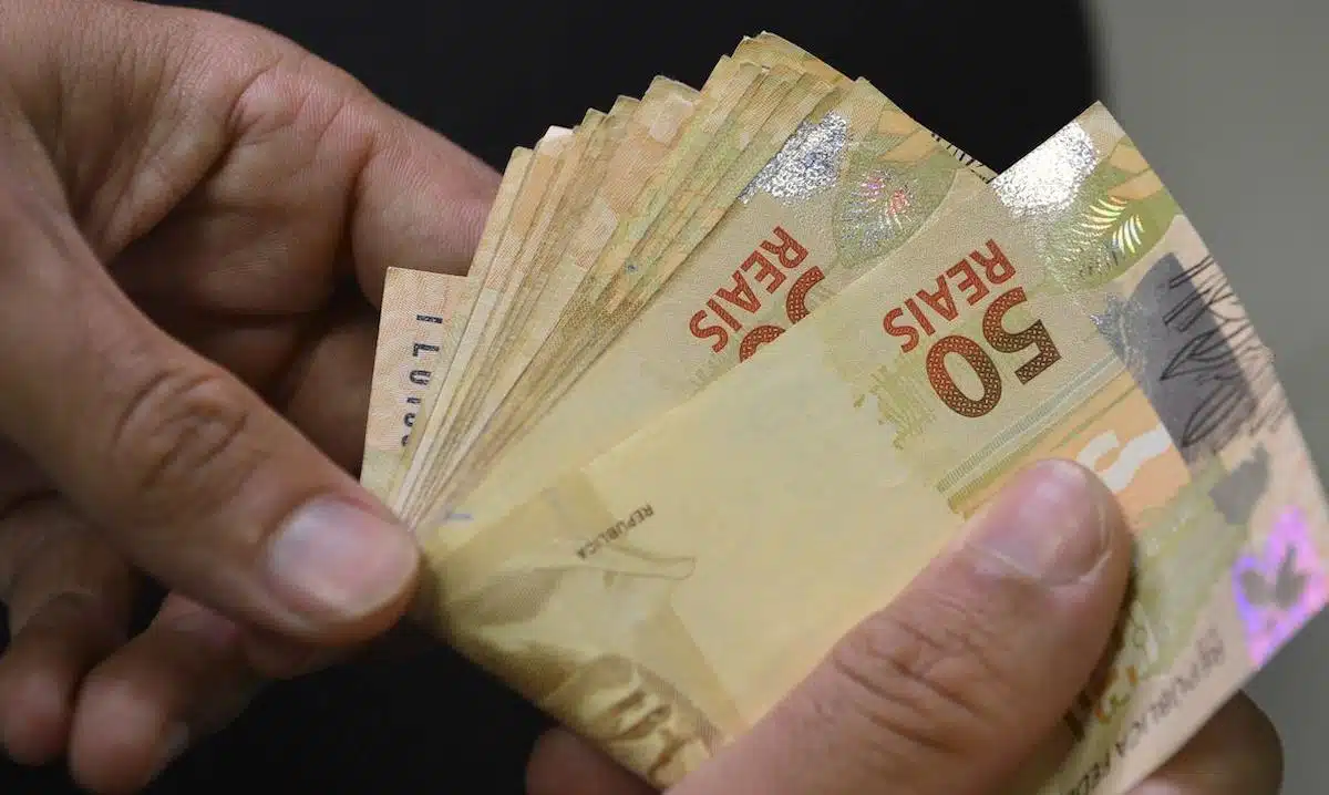 Foto mostra pessoa segurando notas de R$ 50. Imagem ilustrativa do valor pago pelo programa Nota Fiscal Gaúcha, no RS.