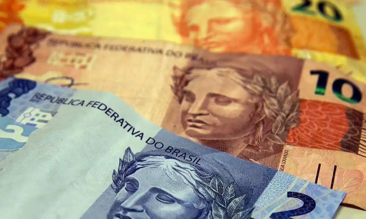 Foto mostra nota de R$ 10, R$ 20 e R$ 2.