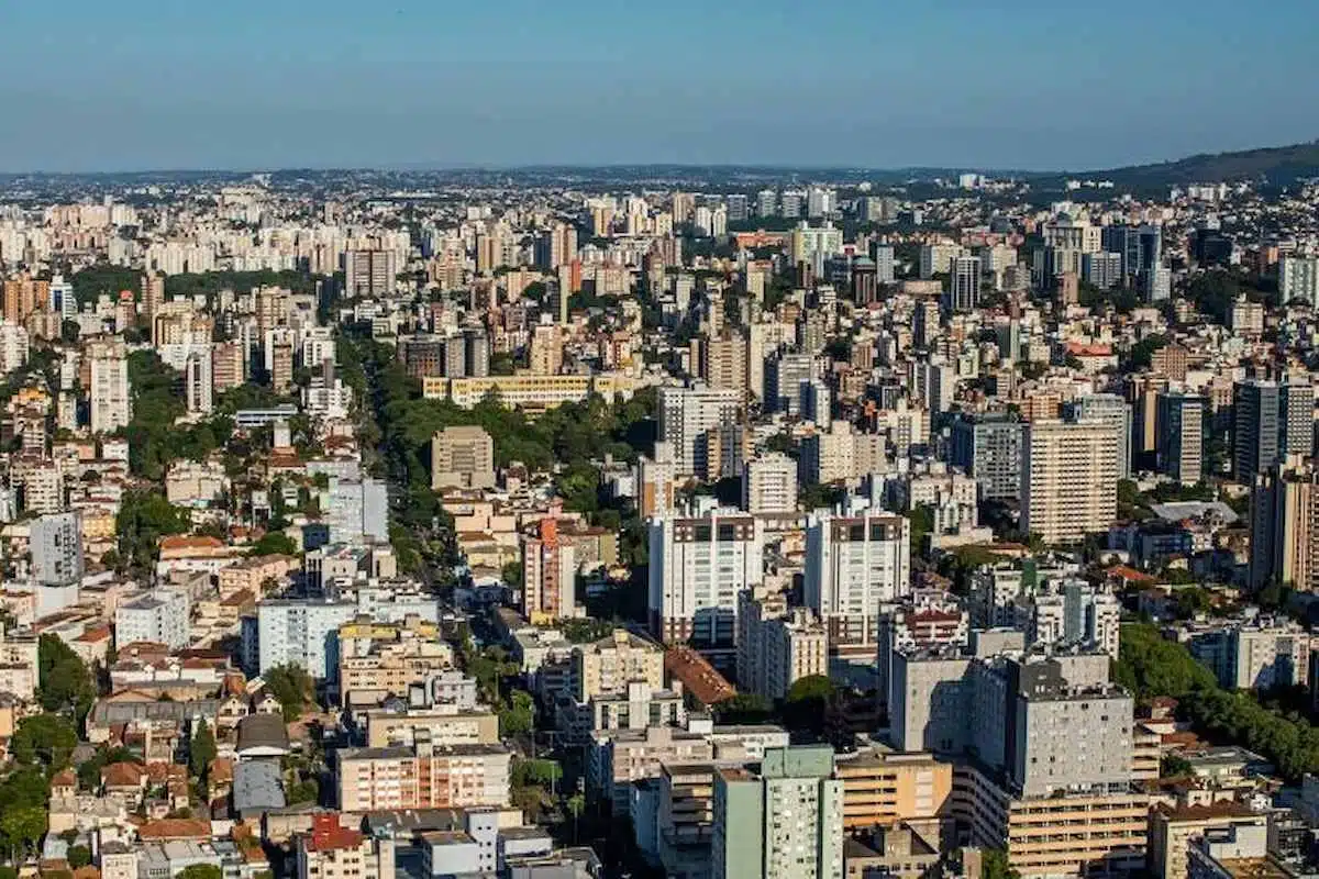 Foto mostra vista aérea da capital do RS, Porto Alegre.