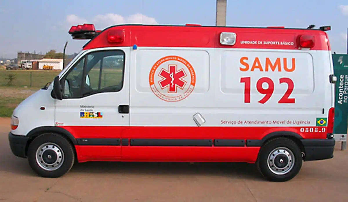 Imagem mostra ambulância do SAMU