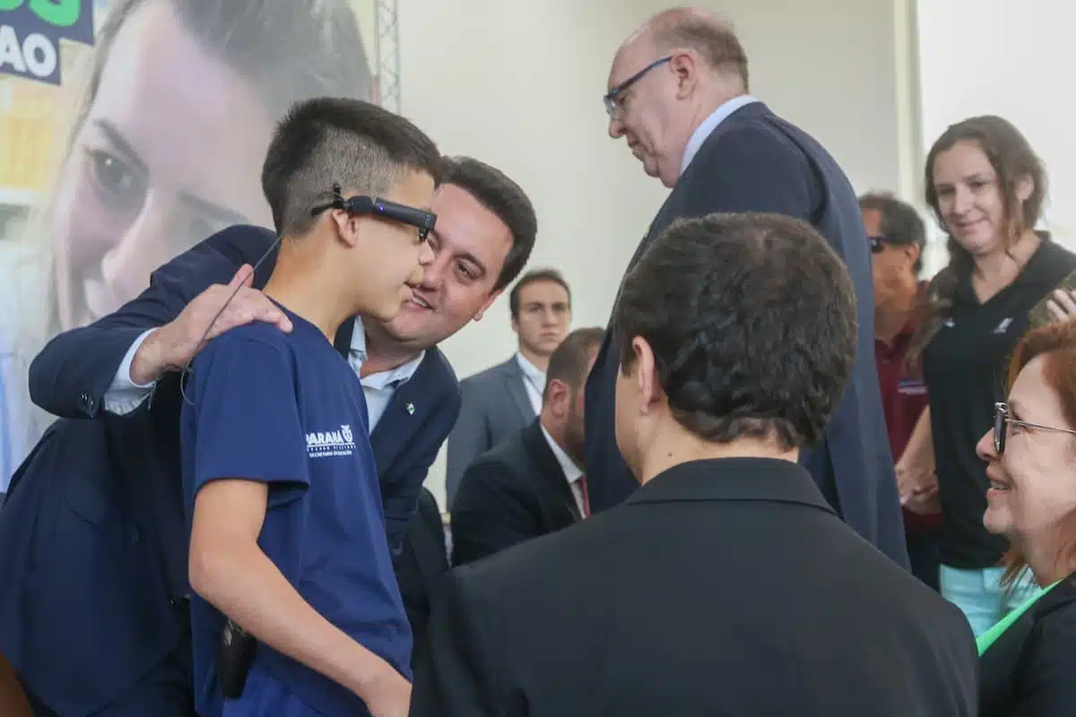 Ratinho Junior entregando óculos para aluno cego no PR.