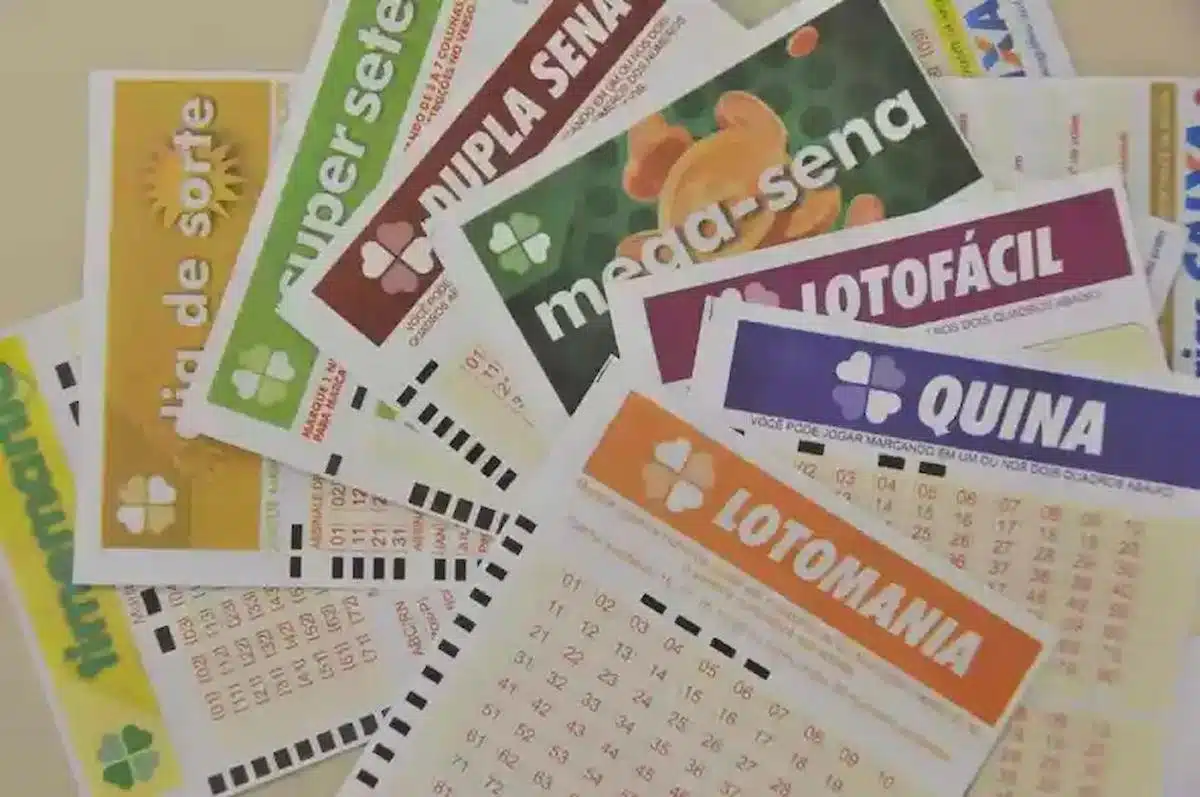 Foto mostra bilhetes de apostas de loteria, com diversas modalidades.