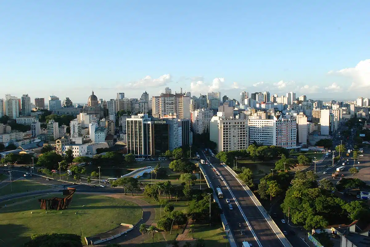 Foto mostra vista aérea do centro de Porto Alegre.
