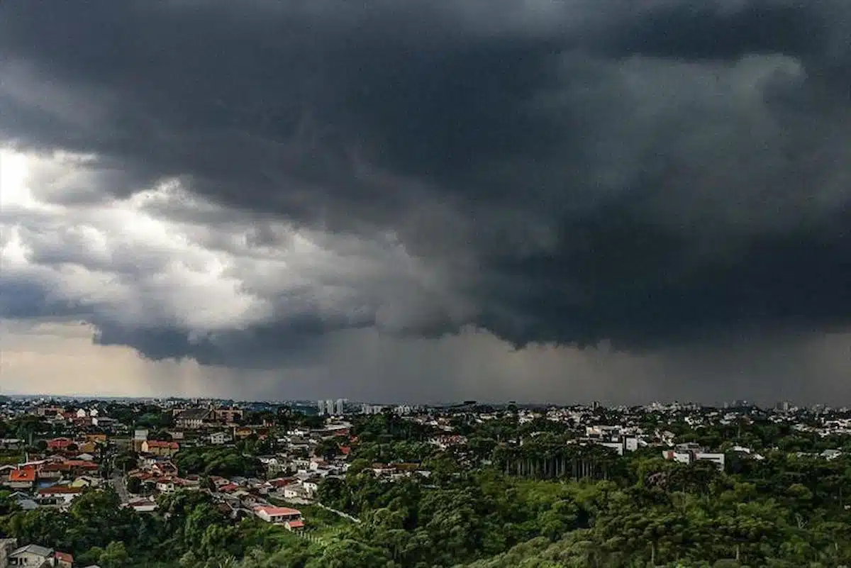 Foto mostra vista aérea de formação de chuva na cidade de Curitiba.