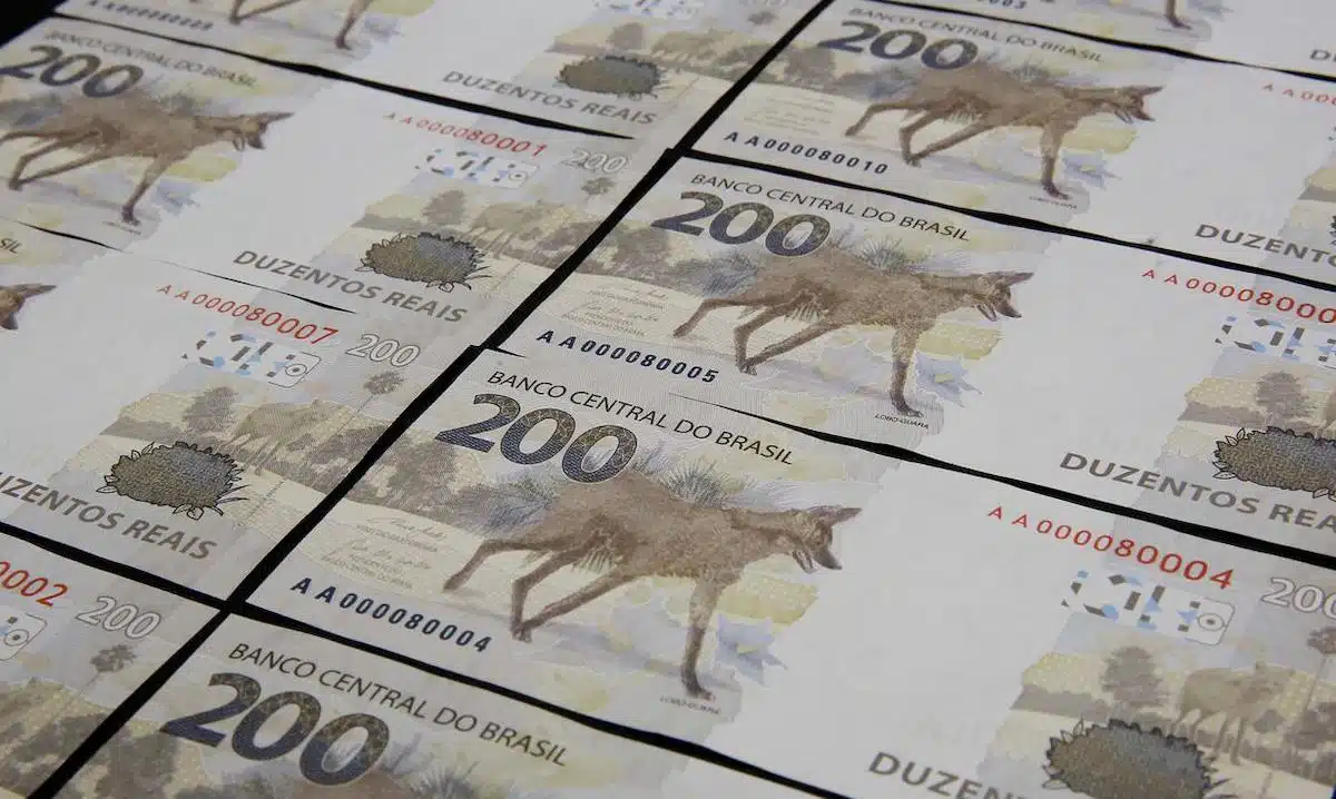 Foto mostra dinheiro, em forma de uma série de cédulas de R$ 200.