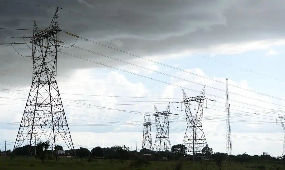 Foto mostra torres de energia em região do Brasil.